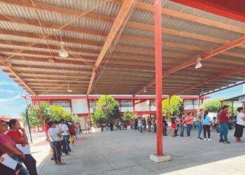 EN ESCUELAS DEL PONIENTE Hacen filas por horas