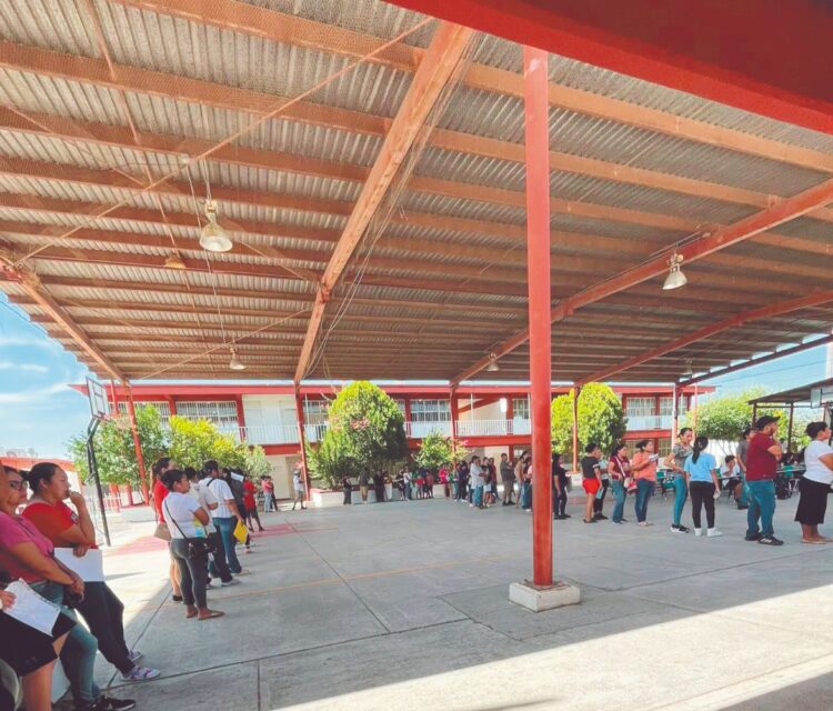 EN ESCUELAS DEL PONIENTE Hacen filas por horas