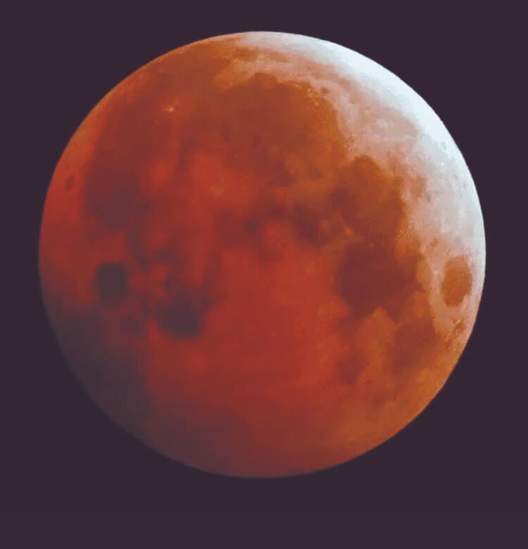FENÓMENO ASTRONÓMICO Disfrutan eclipse lunar parcial