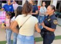 Obsequian calzado a estudiantes