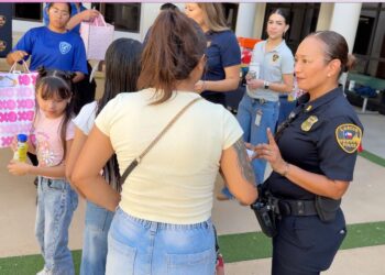 Obsequian calzado a estudiantes