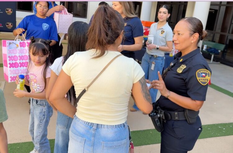 Obsequian calzado a estudiantes