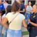 Obsequian calzado a estudiantes