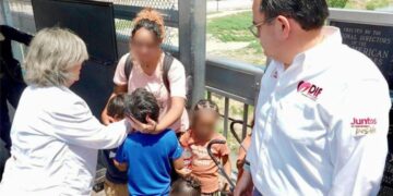 Reúne DIF a menores de EU con su madre