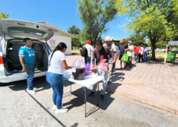 Entregan comida a necesitados