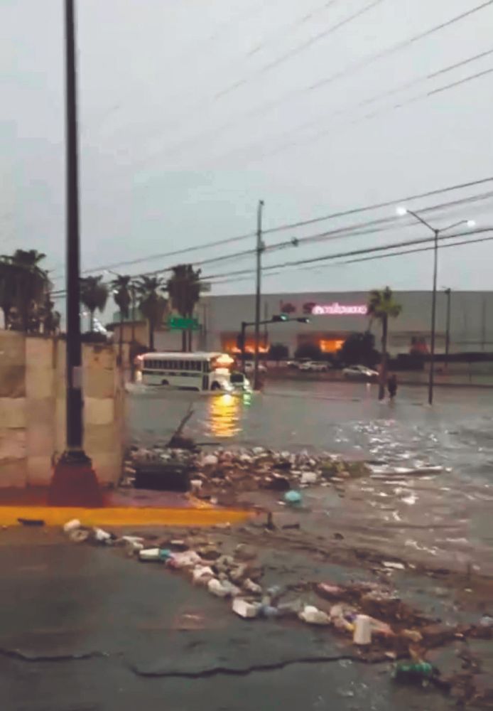 SORPRENDE TROMBA Llueve agua y caos en Reynosa
