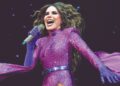 GLORIA TREVI Sufre caída durante concierto