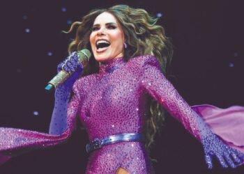 GLORIA TREVI Sufre caída durante concierto