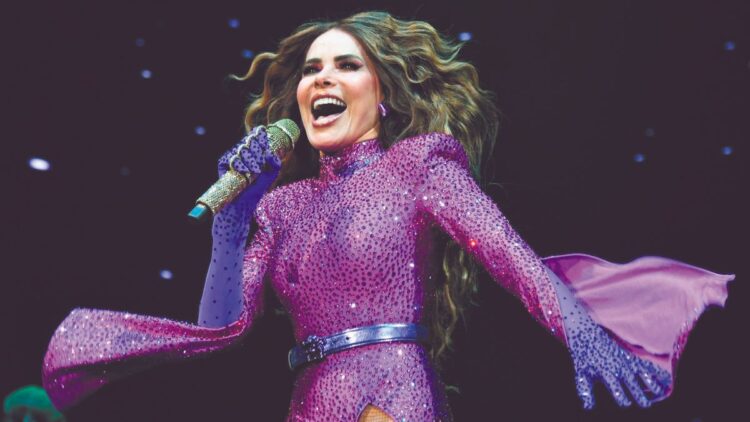 GLORIA TREVI Sufre caída durante concierto