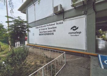 Dejan a alumnos esperando certificado