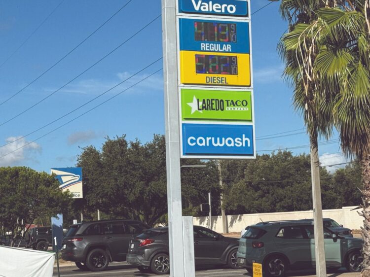 POR ENCARECIMIENTO DEL PETRÓLEO ‘Castigan’ precios de combustibles a ciudadanos