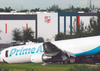 LUTO EN MIAMI: 5 MUERTOS Avión de Amazon descarrila y arde