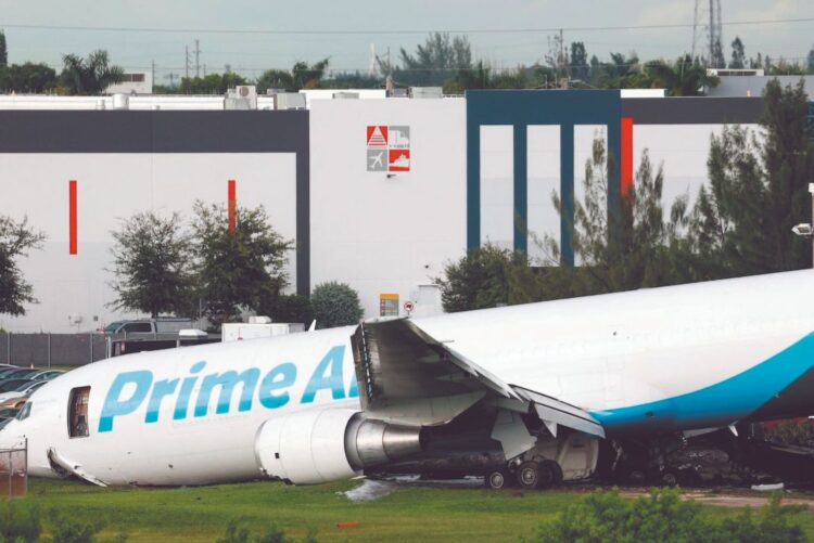 LUTO EN MIAMI: 5 MUERTOS Avión de Amazon descarrila y arde