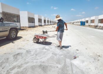 OPTAN POR ABANDONAR LAS OBRAS Calor hace ‘correr’ a albañiles