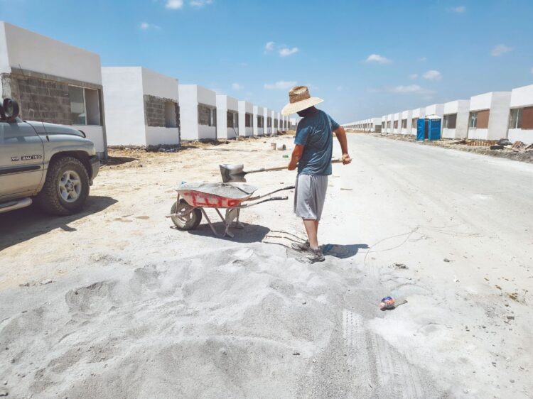 OPTAN POR ABANDONAR LAS OBRAS Calor hace ‘correr’ a albañiles
