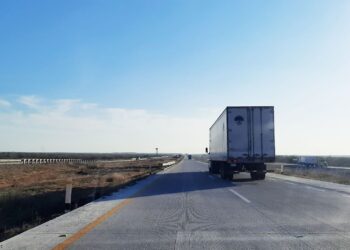 AUTOPISTAS SE QUEDAN CHICAS Baja transporte en EU, pero sube en México