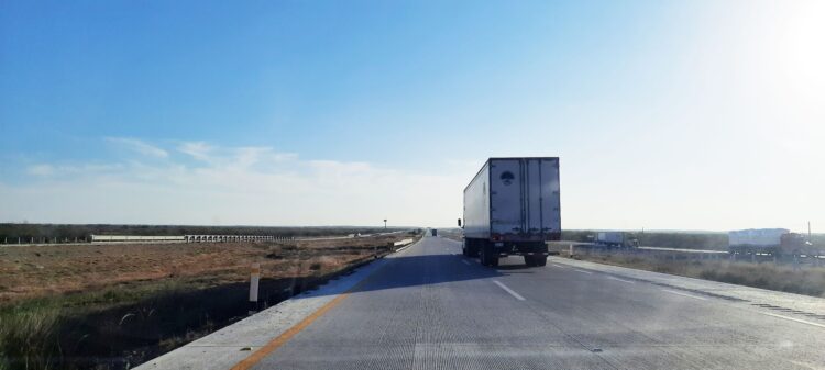 AUTOPISTAS SE QUEDAN CHICAS Baja transporte en EU, pero sube en México