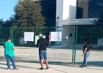 Protestan papás por falta de maestros