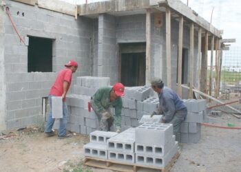 Mejoran sueldo de albañiles