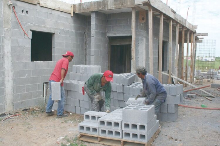Mejoran sueldo de albañiles