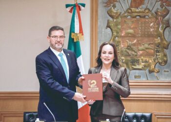 Entrega documento de informe al Cabildo