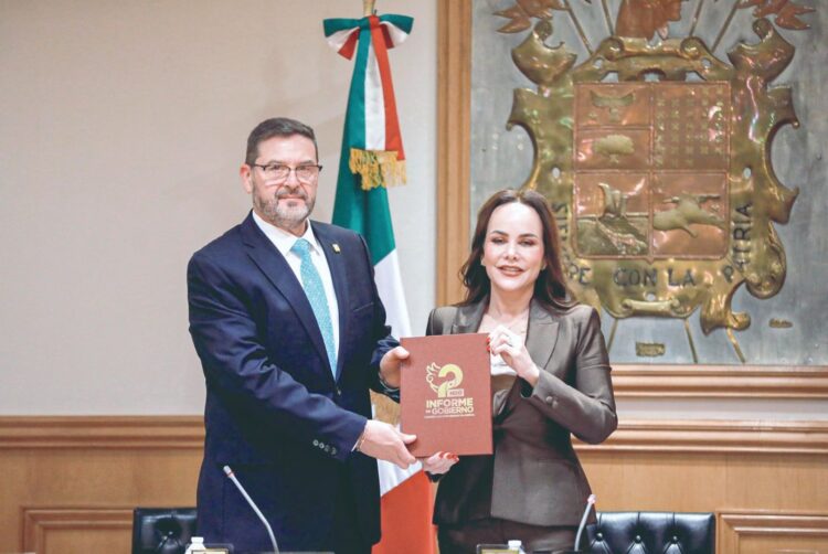 Entrega documento de informe al Cabildo
