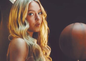 Desnuda y entre balones: Sydney Sweeney causa polémica