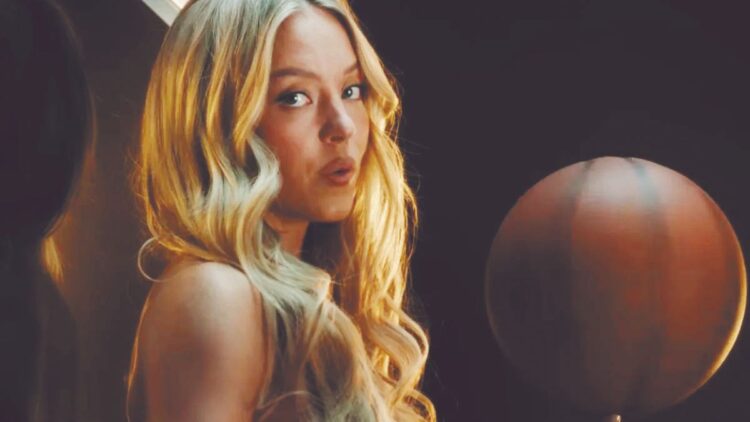 Desnuda y entre balones: Sydney Sweeney causa polémica