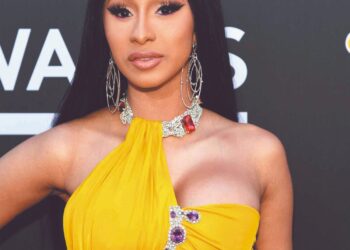 A LA MEXICANA Cardi B sorprende al cantar ‘Costumbres’