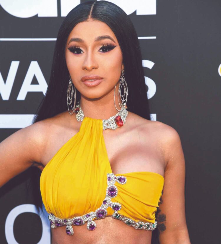 A LA MEXICANA Cardi B sorprende al cantar ‘Costumbres’
