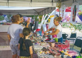 Abarrotan familias el bazar Fiestas Patrias