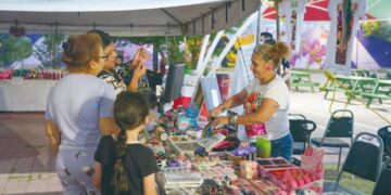 Abarrotan familias el bazar Fiestas Patrias