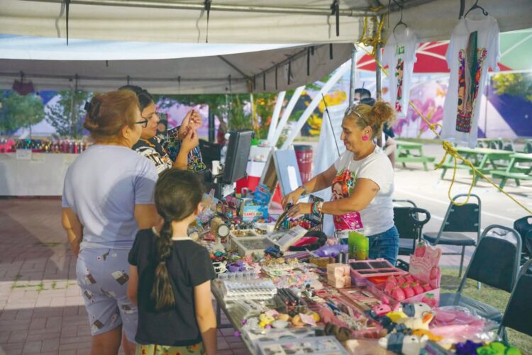 Abarrotan familias el bazar Fiestas Patrias