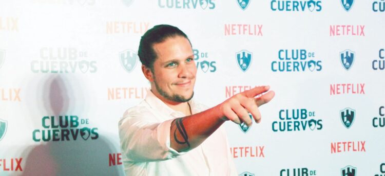 Gary Alazraki se une a productora de Brad Pitt con película de Juan Gabriel