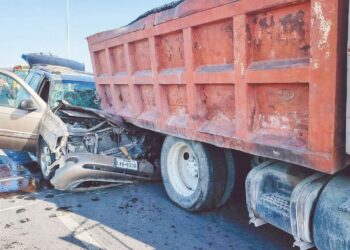 IRRESPONSABILIDAD AL VOLANTE Usan celular mientras manejan