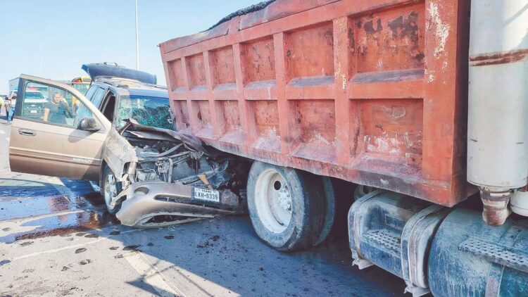 IRRESPONSABILIDAD AL VOLANTE Usan celular mientras manejan