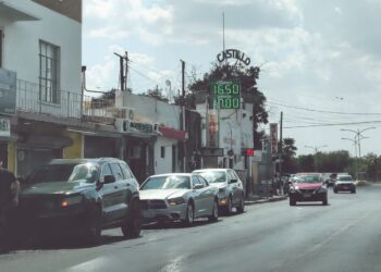 FACTORES GLOBALES LO OCASIONAN Dólar se debilita