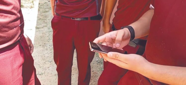 A PARTIR DEL 3 DE NOVIEMBRE Celulares quedan prohibidos en escuelas