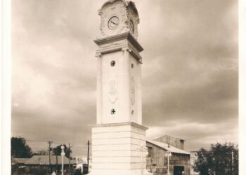 Celebran aniversario del reloj