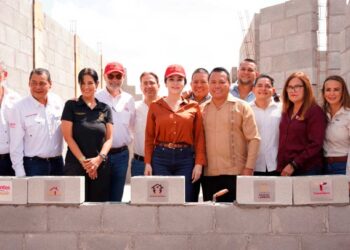 CARMEN LILIA CANTUROSAS Alcaldesa entrega vivienda digna