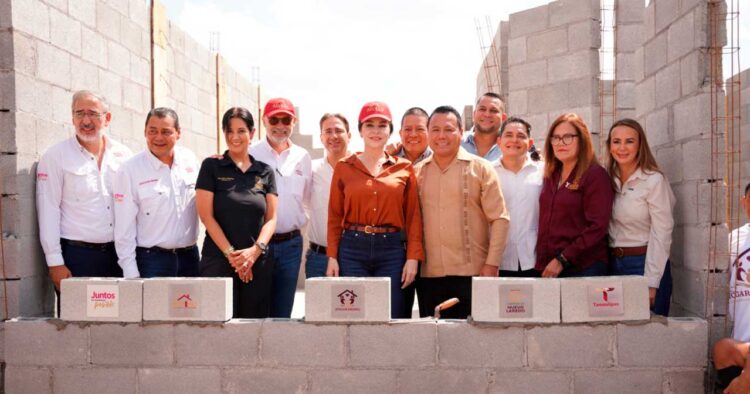 CARMEN LILIA CANTUROSAS Alcaldesa entrega vivienda digna