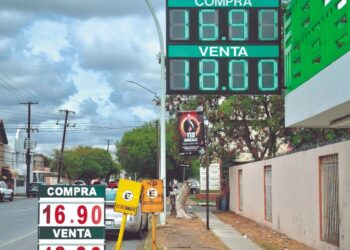 Comercio local gana con alza del dólar