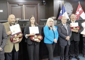 POR SU DESTACADA TRAYECTORIA DEPORTIVA Reciben Tecos las ‘Llaves de la Ciudad’
