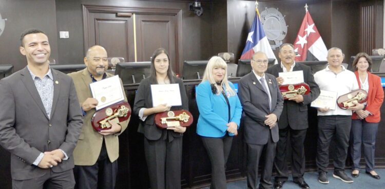 POR SU DESTACADA TRAYECTORIA DEPORTIVA Reciben Tecos las ‘Llaves de la Ciudad’