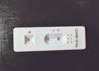 Confirman brote de Covid