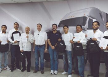 APUESTAN POR GRADUADOS DEL CECATI 193 Por falta de choferes hay 4 mil tráileres varados
