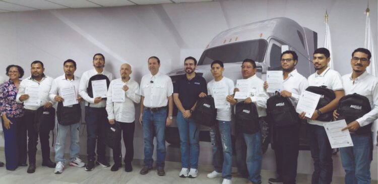 APUESTAN POR GRADUADOS DEL CECATI 193 Por falta de choferes hay 4 mil tráileres varados