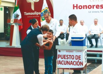 LA MÁXIMA CASA DE ESTUDIOS, SUBRECIBE LA PRIMERA DOSIS Encabeza Américo Campaña Estatal de Vacunación