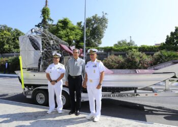 PARA LABORES DE VIGILANCIA Y RESCATE Entrega Américo aerodeslizador a SEMAR