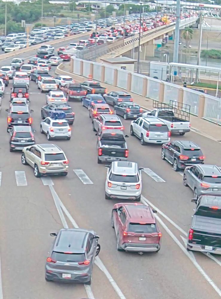 POR LENTITUD DE ADUANA MEXICANA Cruzan Puente II a ‘paso de tortuga’